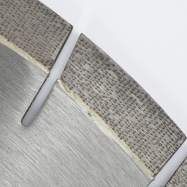 DIAMOND BLADE FOR QUARTZITE QUARTZ ENGINEERING STONE – Precision Cutting with Array-Pattern Segments (4)1 DIAMOND BLADE FOR QUARTZITE QUARTZ ENGINEERING STONE – Precision Cutting with Array-Pattern Segments