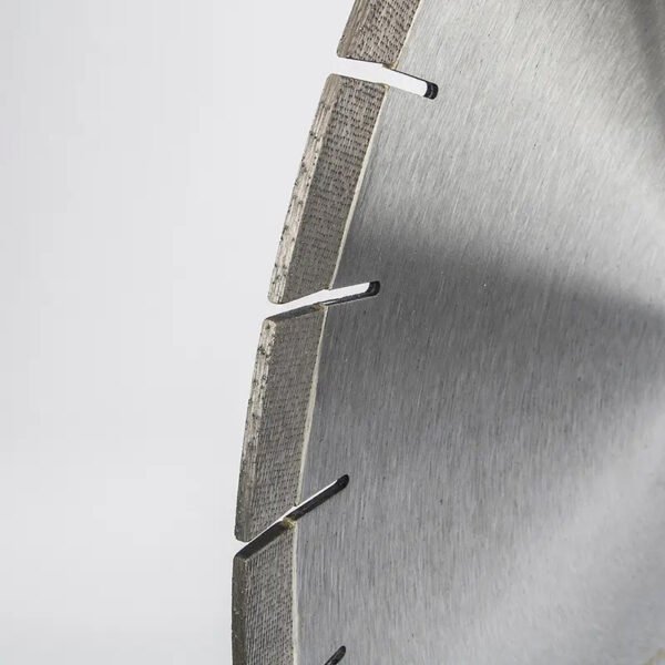 DIAMOND BLADE FOR QUARTZITE QUARTZ ENGINEERING STONE – Precision Cutting with Array-Pattern Segments (5)1 DIAMOND BLADE FOR QUARTZITE QUARTZ ENGINEERING STONE – Precision Cutting with Array-Pattern Segments